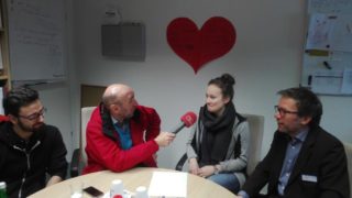 Andreas Melliwa von Radio Sauerland interviewt angehende Therapeuten und den Akademieleiter (Foto: Schaub BATh)
