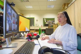 Schwester Theresita Maria Müller lädt alle 250 online verbundenen Teilnehmerinnen und Teilnehmer zu einer Licht-Übung ein. Foto: Ulrich Bock
