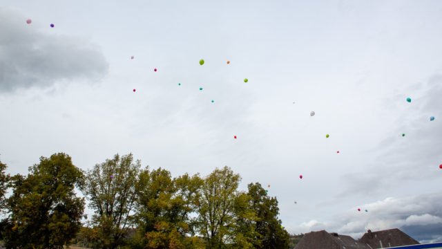 Zum Abschluss stiegen Luftballons mit den Wünschen für das nun beginnende Berufsleben in den Himmel. (Foto: (SMMP/Beer)