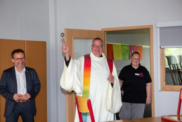Pater Guido Hügen OSB hat heute unsere Räume im Schulzentrum gesegnet. (Foto: SMMP/Beer)